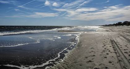 Colorful Emerald Isle Home: Just Steps to Beach!