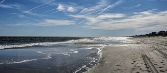 Colorful Emerald Isle Home: Just Steps to Beach!