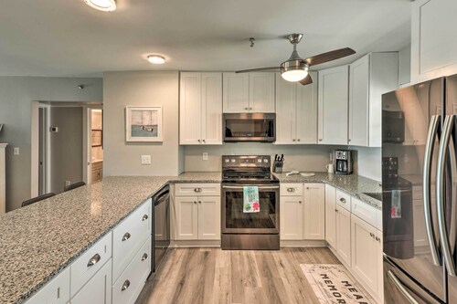 Airy Oceanfront Condo: Beach Views & Pool Access!