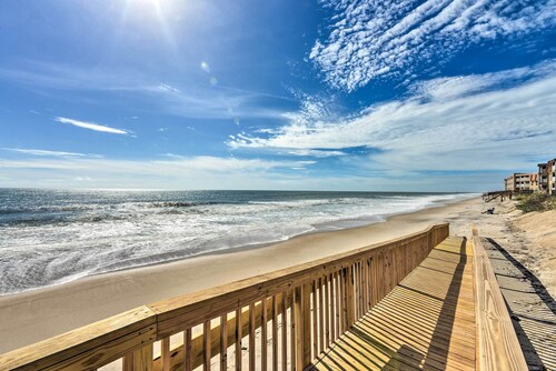 Airy Oceanfront Condo: Beach Views & Pool Access!