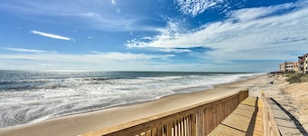 Airy Oceanfront Condo: Beach Views & Pool Access!
