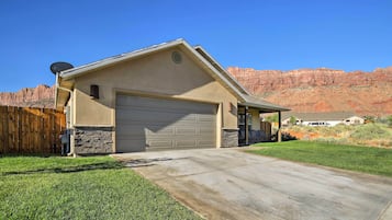 House (4 Bedrooms) | Front of property