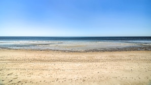 Una spiaggia con cielo sereno e mare calmo.