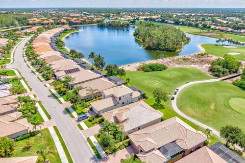 Golf Course Views & Resort Amenities: Naples Oasis