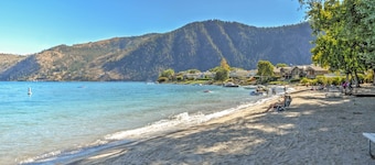 Gorgeous Wapato Point Lakehouse w/ Private Hot Tub