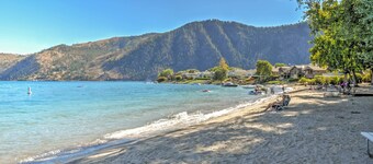 Gorgeous Wapato Point Lakehouse w/ Private Hot Tub