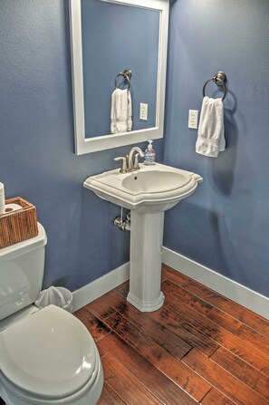 Interior - Gorgeous Wapato Point Lakehouse w/ Private Hot Tub (Manson)