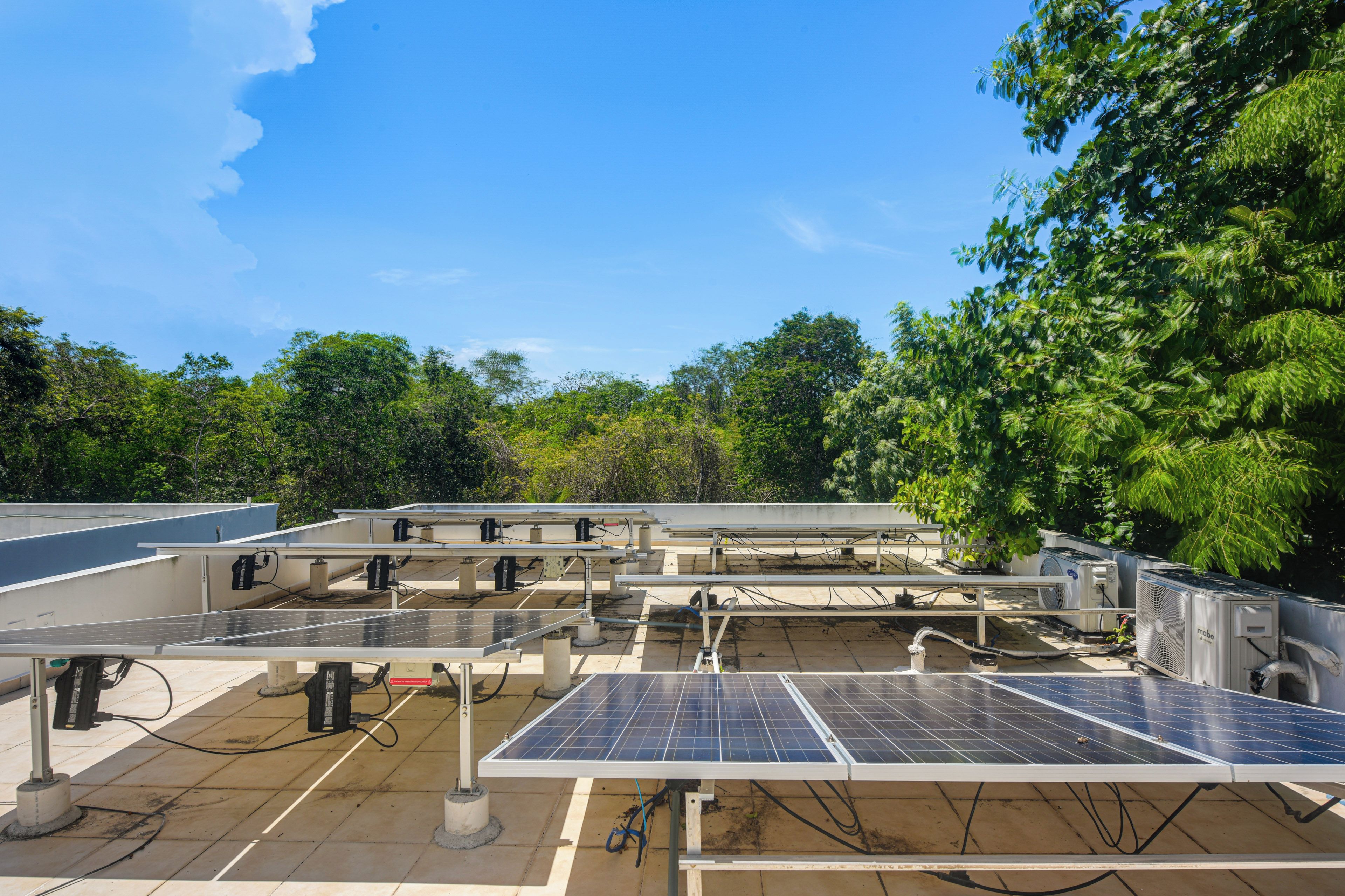 Een dak met zonnepanelen en cv-installaties.