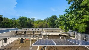 Una azotea con paneles solares y equipos de climatización.