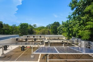 Una azotea con paneles solares y equipos de climatización.