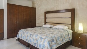 Un dormitorio con cama, mesita de noche y armario.