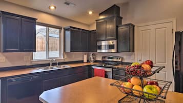 House (3 Bedrooms) | Private kitchen | Microwave, oven, stovetop, dishwasher