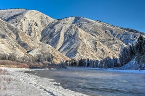 Interior - Alpine Adventures: Cozy Log Cabin w/ Deck & Views! (Alpine)