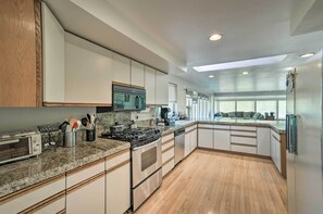 House (3 Bedrooms) | Private kitchen | Microwave, oven, stovetop, dishwasher