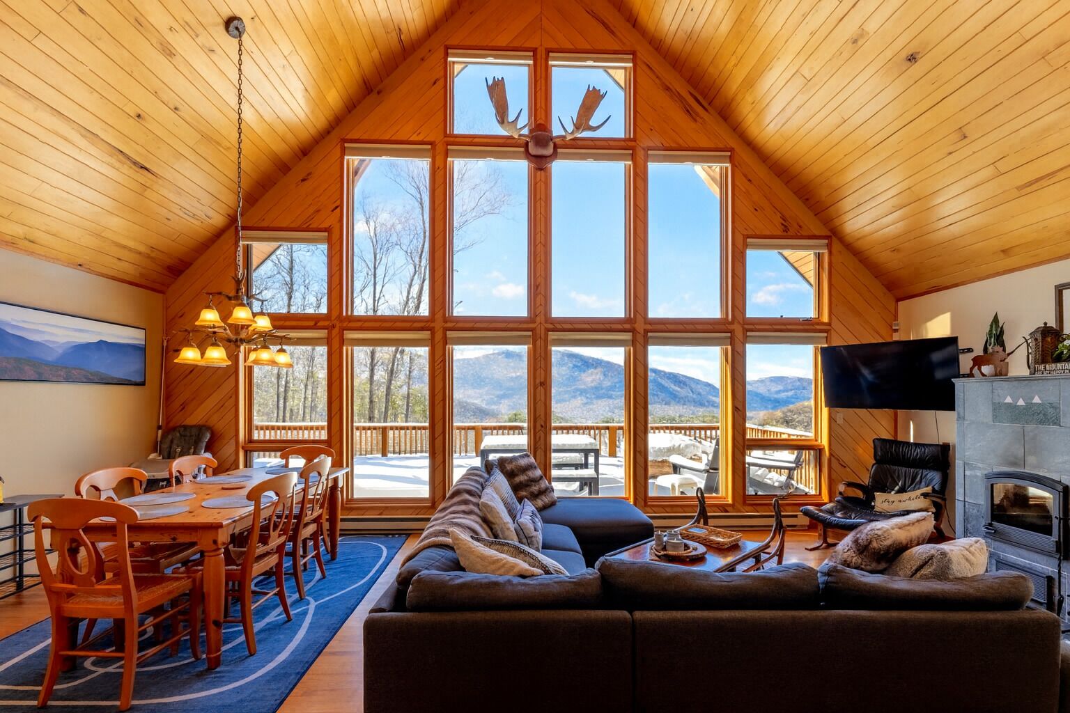 Smart TV, fireplace, stereo