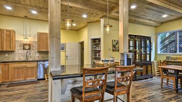 House (5 Bedrooms) | Interior