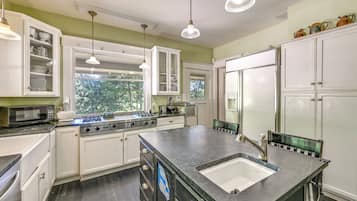 House (5 Bedrooms) | Interior