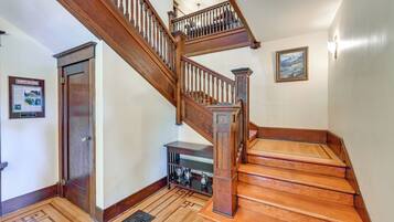 House (5 Bedrooms) | Interior