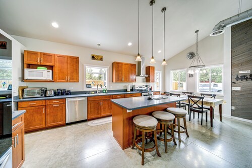 Unique Country Farmhouse Near Lake Roosevelt