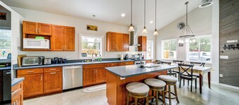 Unique Country Farmhouse Near Lake Roosevelt