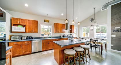 Unique Country Farmhouse Near Lake Roosevelt