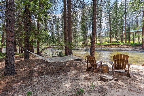 Romantic Riverfront Cottage - 1 Mile to Winthrop!