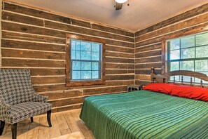 2 bedrooms, laptop workspace, bed sheets - Peaceful Pet-friendly Cabin on Nueces River! (Robstown)