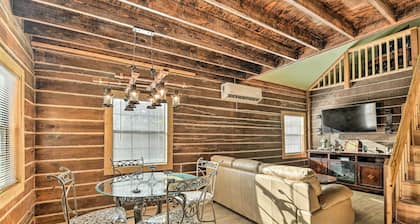 Peaceful Pet-friendly Cabin on Nueces River!