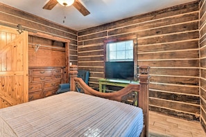 2 bedrooms, laptop workspace, bed sheets