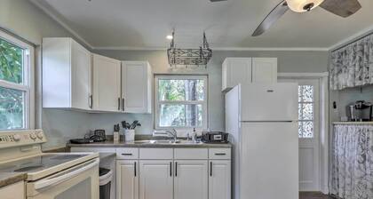 Cozy Crystal Beach Cottage: Walk to Shoreline