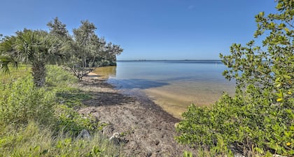Cozy Crystal Beach Cottage: Walk to Shoreline