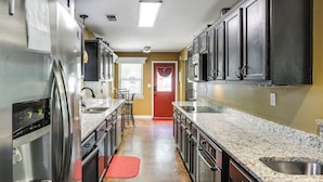 A kitchen with stainless steel appliances, granite countertops, and dark cabinetry. - 18 Mi to Dtwn Memphis: Oasis on 8 Acres! (Southaven)