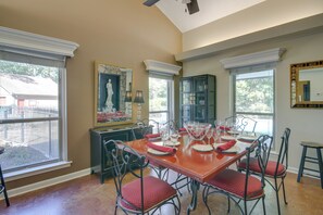 Interior - 18 Mi to Dtwn Memphis: Oasis on 8 Acres! (Southaven)