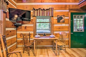 Dining - Secluded Forest Cabin, 4 Mi to Downtown Gatlinburg (Gatlinburg)