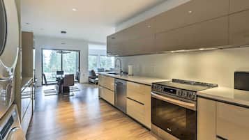Casa (3 Bedrooms) | Cocina privada | Microondas, horno, parrilla de estufa y lavavajillas