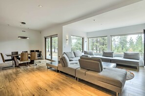 TV, books - Sleek & Spacious Incline Village Hideaway! (Incline Village)