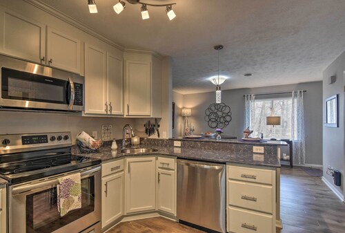 Condo w/ Sunroom, Near Downtown Hendersonville!