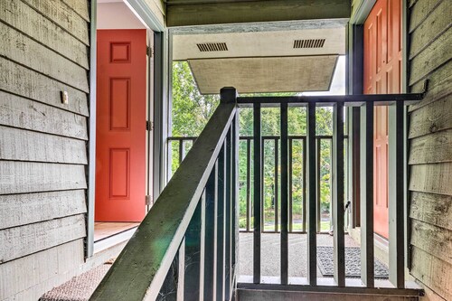 Condo w/ Sunroom, Near Downtown Hendersonville!
