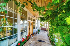 Front of property - Gig Harbor House w/ Private Beach + Views! (Gig Harbor)