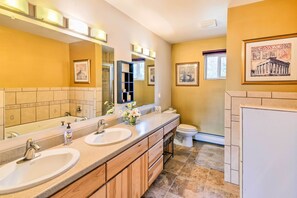 Interior - Hillside Anchorage Home by Hiking & Biking Trails! (Anchorage)