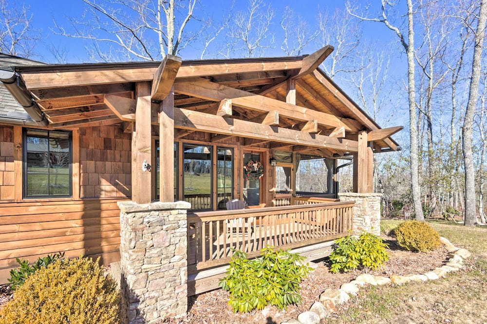 Pet-friendly Cabin w/ Mtn Views in Chinquapin! - Sapphire