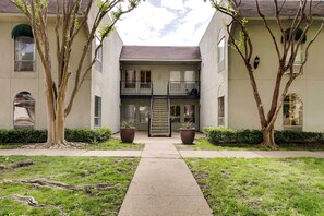 Apartment (1 Bedroom) | Interior - Dallas Condo w/ Pool Access - Walk to Knox Street! (Dallas)