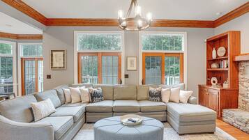 House (5 Bedrooms) | Interior