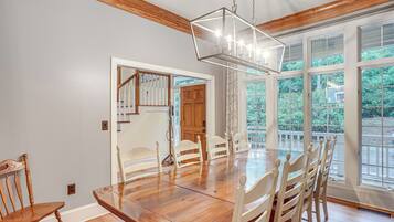 House (5 Bedrooms) | Interior