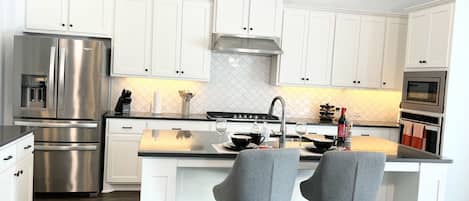 Geladeira, micro-ondas, fogão, cooktop