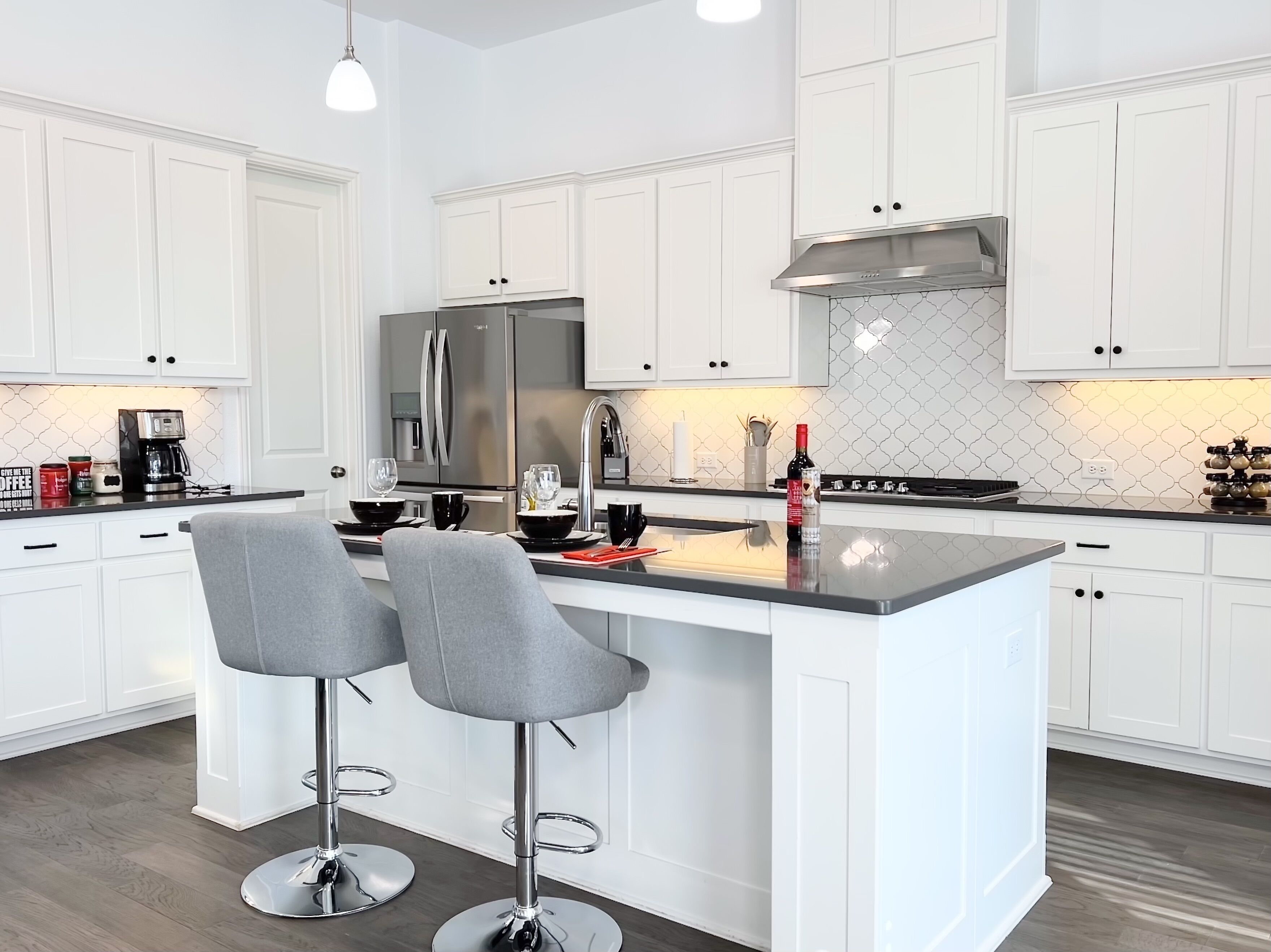 Jääkaappi, mikroaaltouuni, uuni, liesi