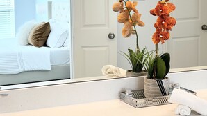 4 室のベッドルーム、デスク、WiFi、ベッドシーツ