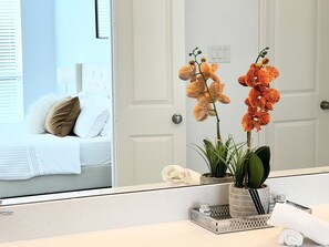 4 bedrooms, desk, WiFi, bed sheets