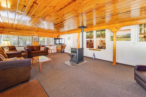 Mtn Gate Guest House ~ 6 Mi to Shasta Lake!