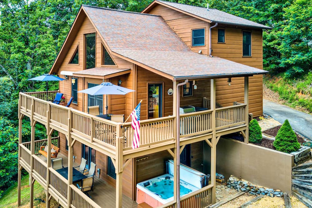 Spacious Murphy Chalet w/ Hot Tub: Mtn Views! - Ocoee River, GA